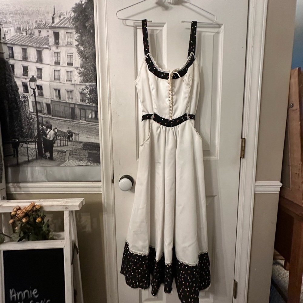 Vintage Milkmaid feminine peasant Dress